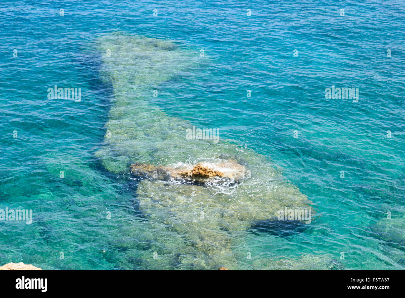 Crystal clear trasparenti acque turchesi del Mar Mediterraneo nei pressi di costa rocciosa in Turchia, regione di Antalya Foto Stock