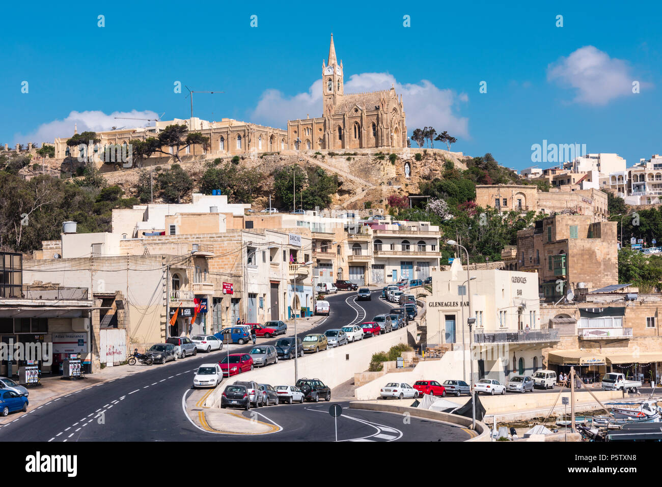 Mgarr Chiesa Parrocchiale seduto su di una collina sopra la città di Mgarr, la prima cosa che i visitatori possono vedere quando si arriva sull'isola Maltese di Gozo. Foto Stock