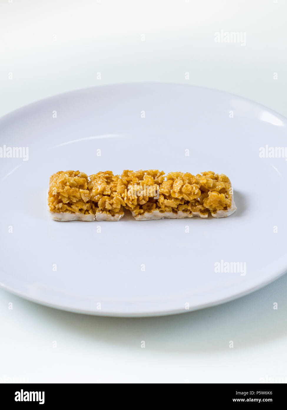 Frosties barrette di cereali sulla piastra bianca Foto Stock