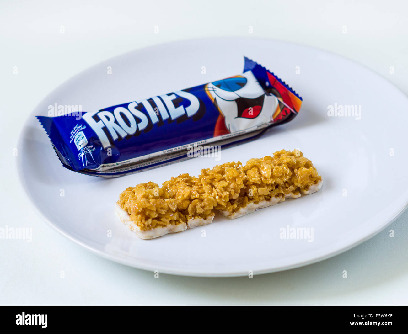 Frosties barrette di cereali sulla piastra bianca Foto Stock
