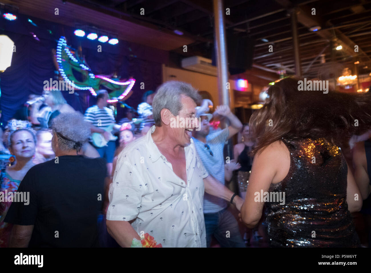 Coppia danzante a carnevale palla in Rio Scenarium samba club, Lapa, Rio, Carnevale 2018 Foto Stock