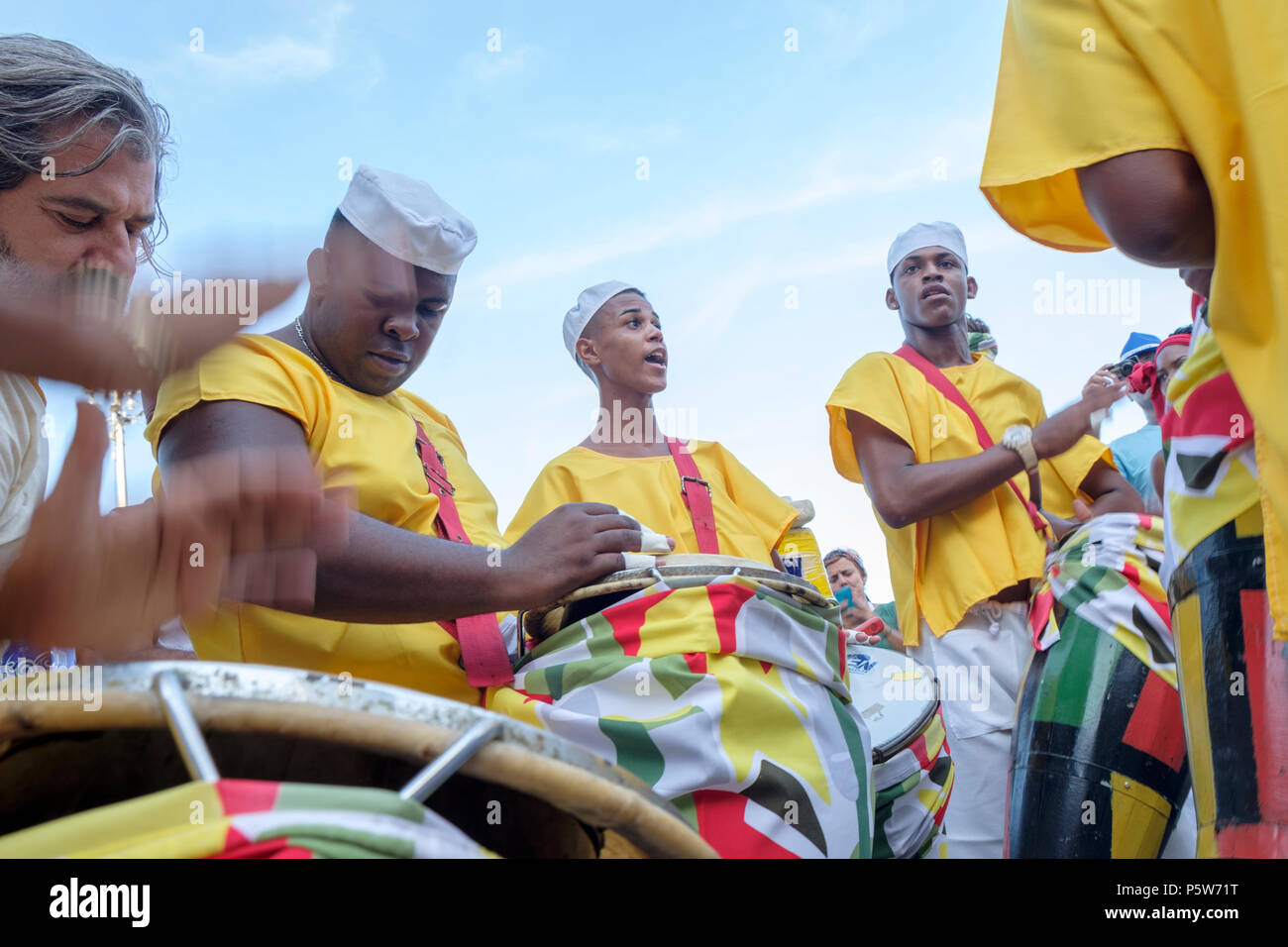 Afro-brasiliano batteristi afoxe dalla Filhos de Gandhy troupe di carnevale a Rio de Janeiro, Carnevale 2018 Foto Stock