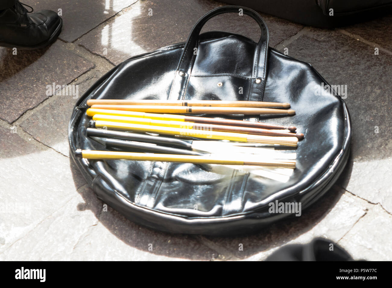 Strumenti musicali in una band che suona in strada Foto Stock