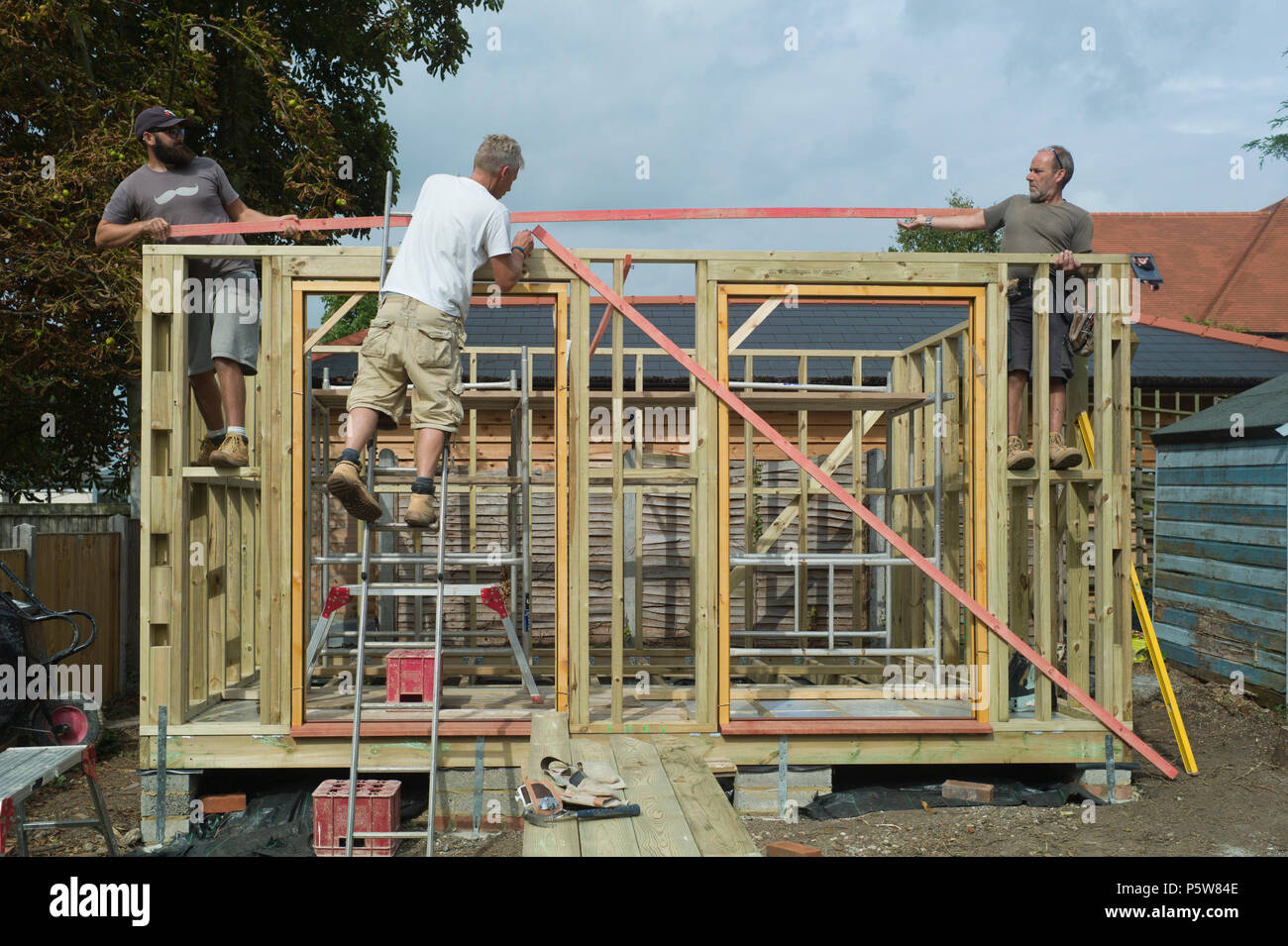 Costruzione di un studio in un giardino Herne Bay Kent REGNO UNITO Foto Stock
