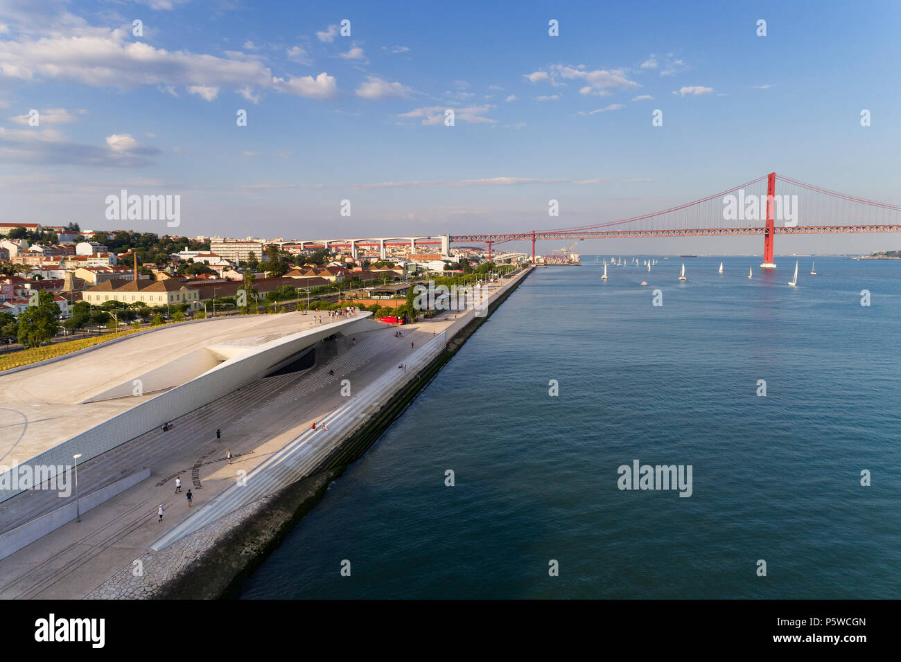 Vista aerea della città di Lisbona con il museo MAAT dal fiume Tago e il 25 di aprile del ponte sullo sfondo; concetto per il viaggio in Portogallo Foto Stock