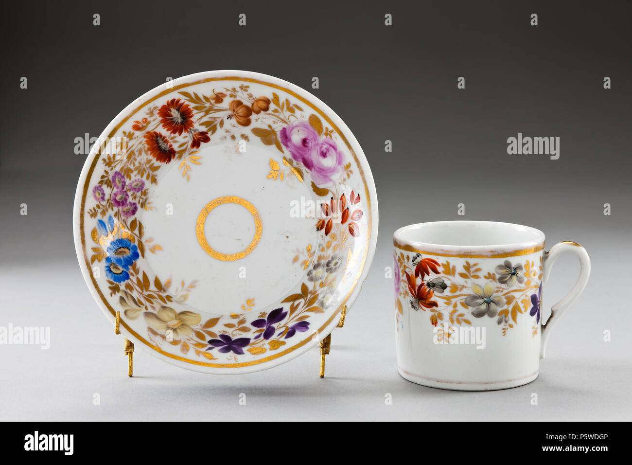 Inv.nr.XLVII:XII:A.a.01. 210 Blommig porslinskopp grasso och från 1826 - Hallwylska museet - 93838 Foto Stock