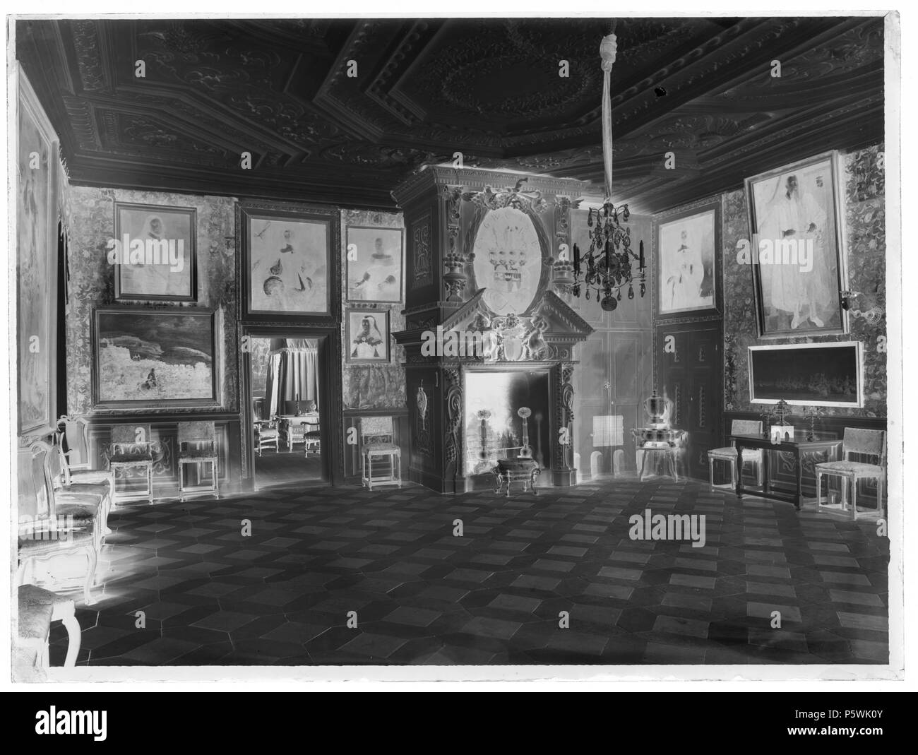 . Nota: per scopi documentali la descrizione originale è stato conservato. Correzioni fattuali e descrizioni alternative sono incoraggiati separatamente dalla descrizione originale. Brahematsalen.. Landskapsbild . Persona rappresentata: Per Brahe (greve riksdrots) Svenska: Helfigur fino a häst. Fas höger. Dräkt av silverbrokad vit. I högra handen plymagerad hatt. Ho bakgrunden grevskapet vid Vättern. Tillskriven Johan Werner d.ä. (V. Nisser Replik). Förgylld 1800-talsram, ascolta bredd 110 mm. På baksidan kraftig akantusornamentik ho gråblått och Vitt. Nedre hörnet vänstra omålat. Facciata di kanter på pan Foto Stock