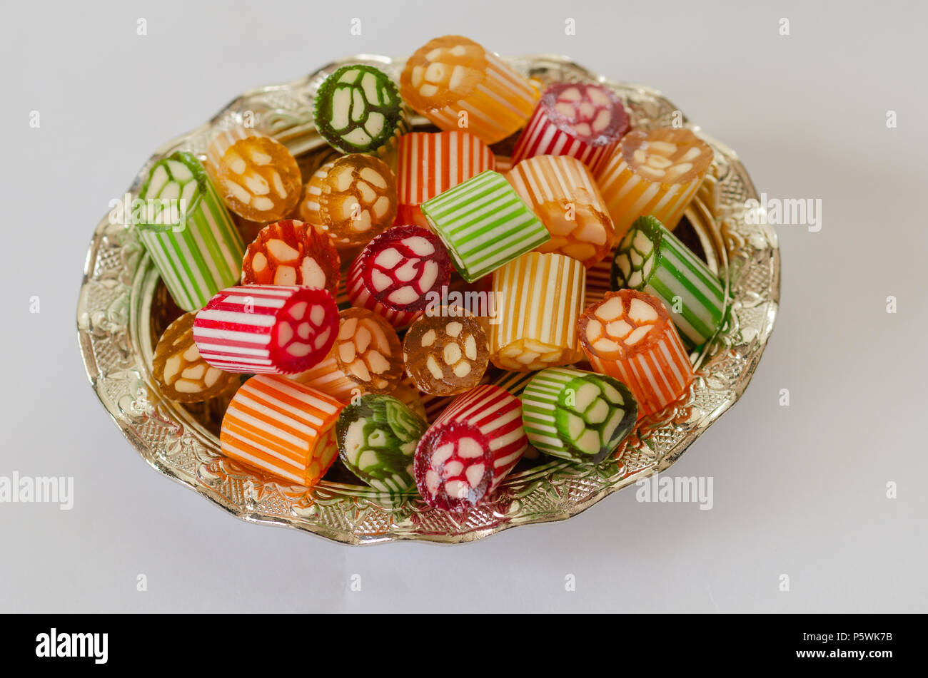 Colorata,tradizionale bagno Turco/Ottomano caramelle dure nella coppa  d'argento,sullo sfondo bianco.Close up ,isolato.Concetto di feste Foto  stock - Alamy