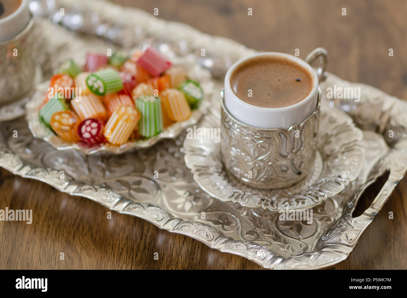 Oriental/caffè turco servito in placcato in rame pentola con caramelle dure. Foto Stock