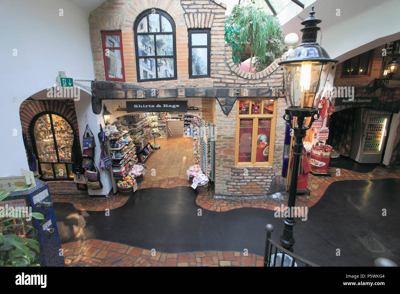 Austria, Vienna, Hundertwasser Village, negozi, Foto Stock