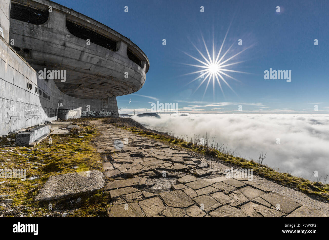 Monumento Buzludzha sopra le nuvole Foto Stock