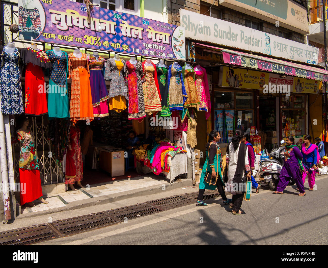 Negozio di vendita donna indiana vestiti a Nainital Bazar all area Malital,  Nainital, Uttarakhand, Indiadia Foto stock - Alamy