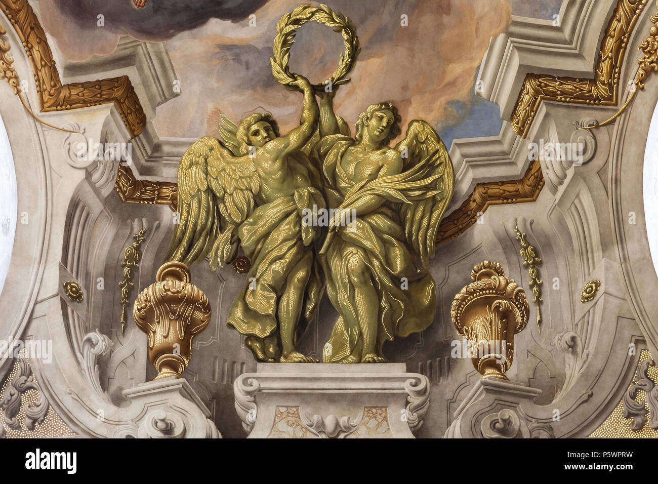 Vienna, Austria - 4 Novembre 2015: Karlskirche affresco, è una chiesa barocca situata sul lato sud di Karlsplatz a Vienna Foto Stock