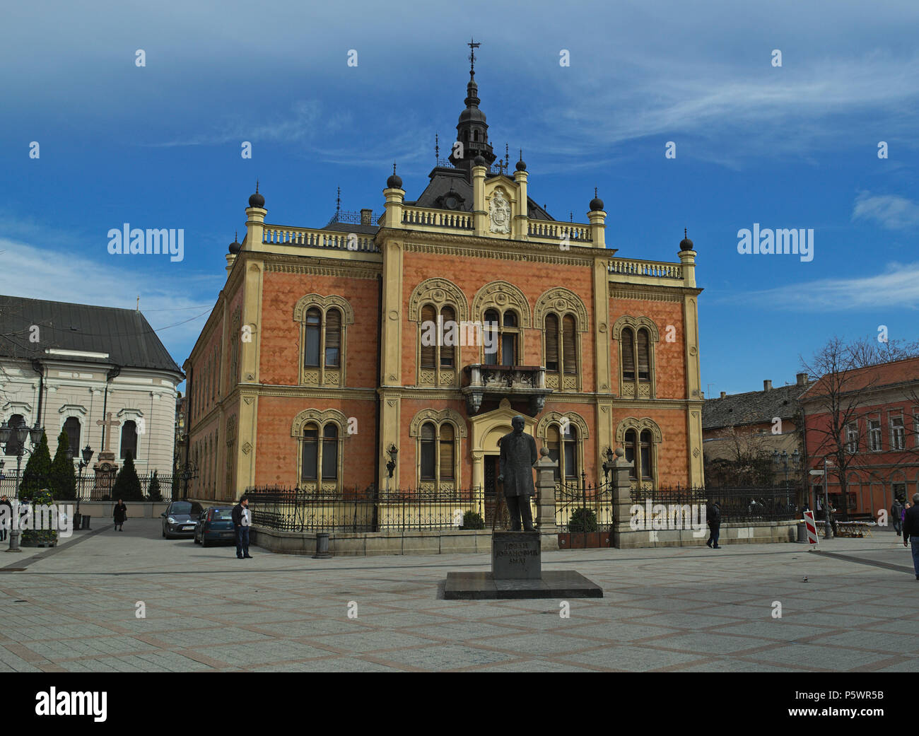 Palazzo dei Vescovi e Jovan Jovanovic monumento, Novi Sad Serbia Foto Stock