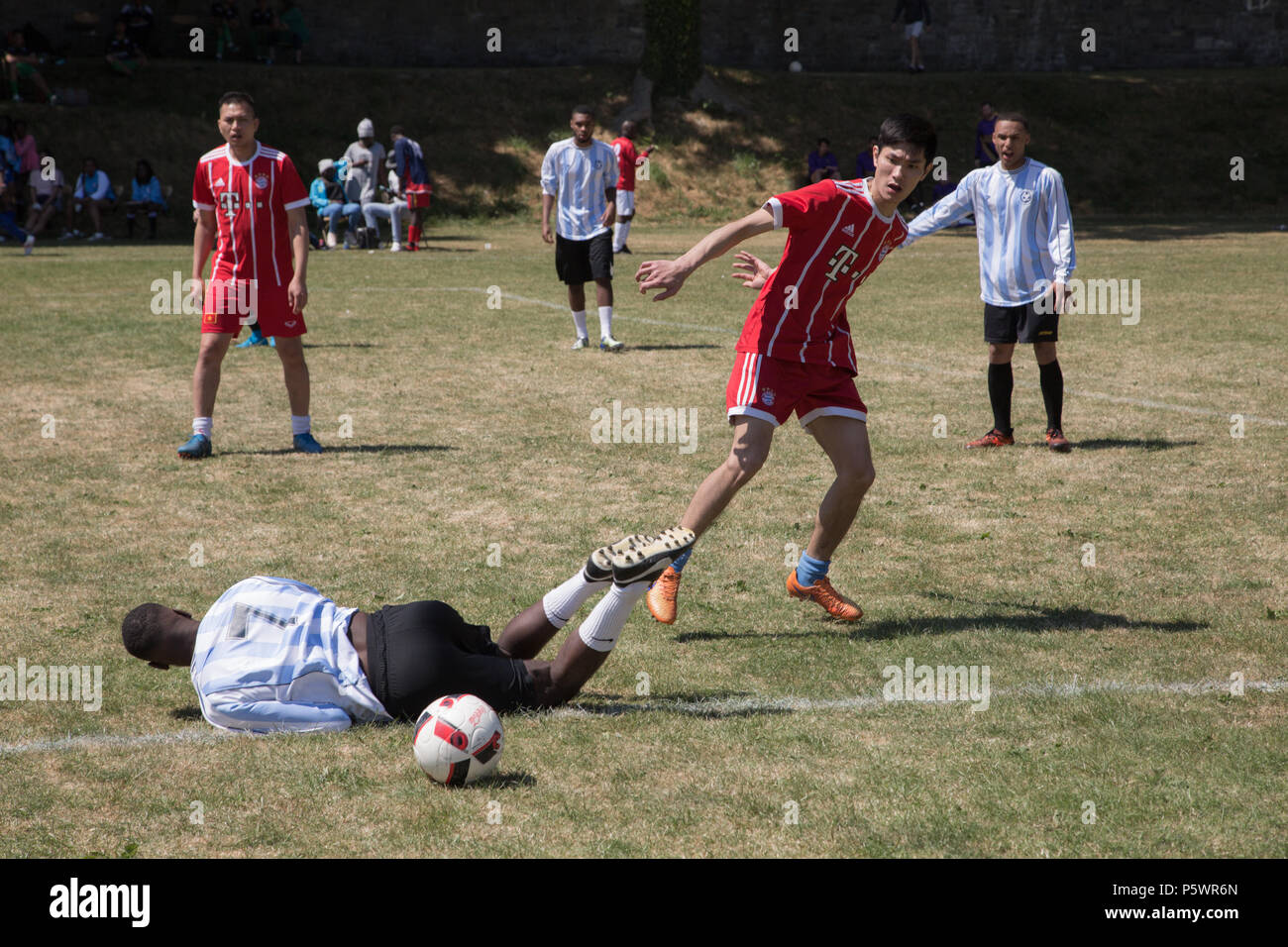 Un calciatore che rientrano dopo essere imbrattata. Foto Stock Un calciatore che rientrano dopo essere imbrattata. Foto Stock