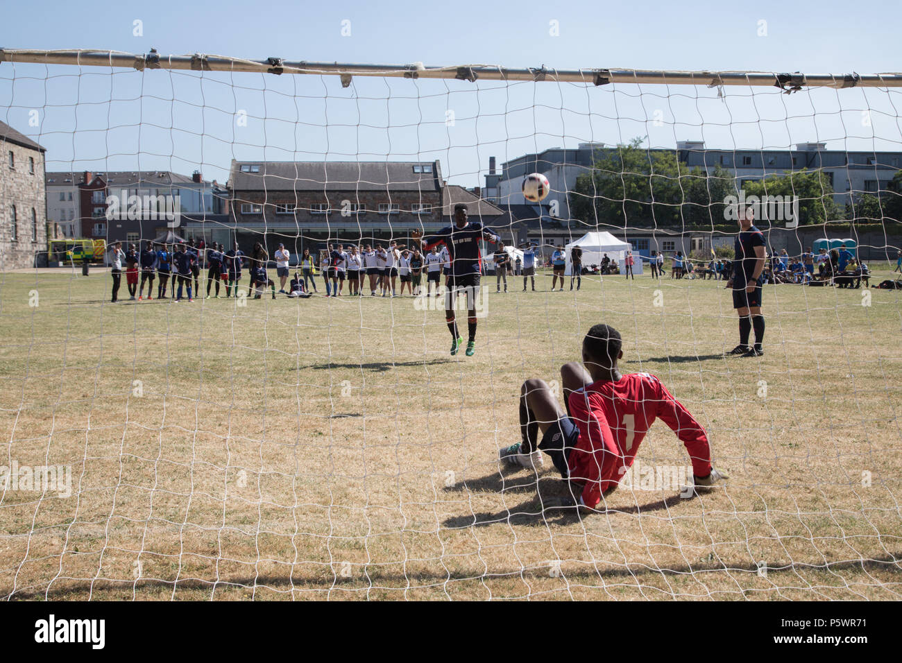 Il portiere effettuare un salvataggio in penalità shoot out. Foto Stock