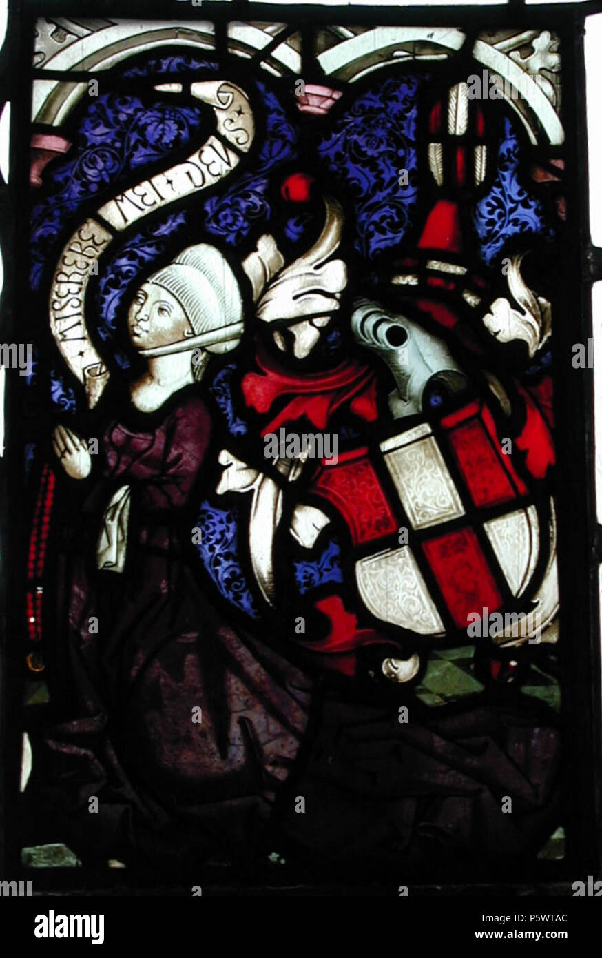 N/A. Deutsch: Anna Auer von Buolach, die zweite Frau Gentiflor Pfäffingers, mit ihrem Familienwappen in einem Glasfenster in der Kirche von Salmanskirchen bei Ampfing in Bayern, Deutschland. Inglese: Anna Auer di Buolach, seconda moglie di Gentiflor Pfäffinger. Con il loro stemma di famiglia in una finestra di vetro colorato nella chiesa a Salmanskirchen, Ampfing in Baviera, Germania . circa 1510. Anonym, verm. nach einem Entwurf von Wilhelm Pätzsold, ca. 1510 104 Anna Auer Foto Stock