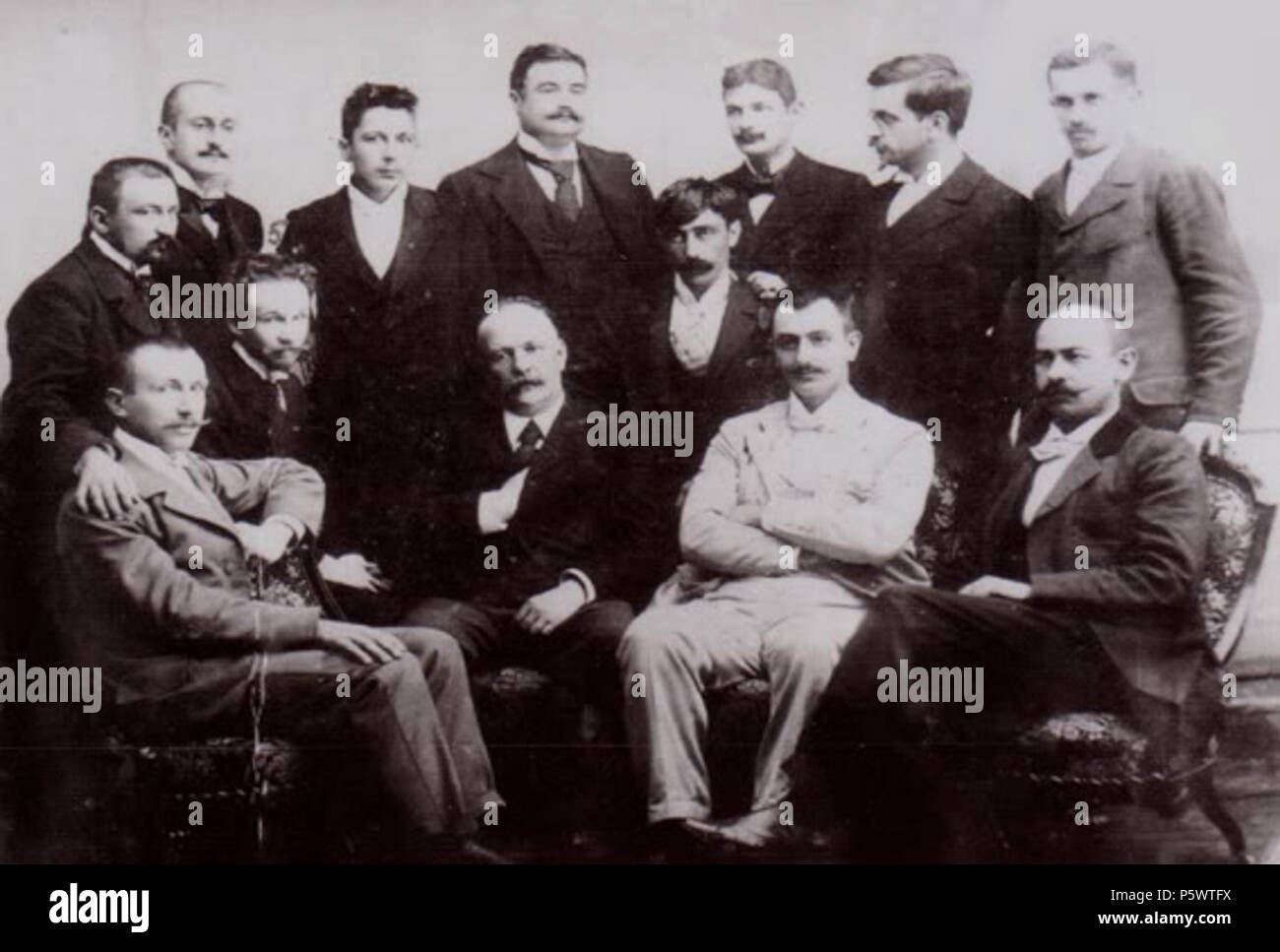 N/A. Inglese: serbo circolo poetico. seduta: Svetozar orovi, Simo Matavulj, Aleksa Šanti e Janko Veselinovi. Seconda fila: Slobodan Jovanovi e Milorad Mitrovi. Terza fila: Miglio Pavlovi Krpa, Atanasije Šola, Radoje Domanovi, Svetolik Jakši, Ljubo Oborina, Risto Odavi e Jovan Skerli. prima del 1905. Questo file è privo di informazioni sull'autore. 15 13 membri della serba circolo poetico Foto Stock