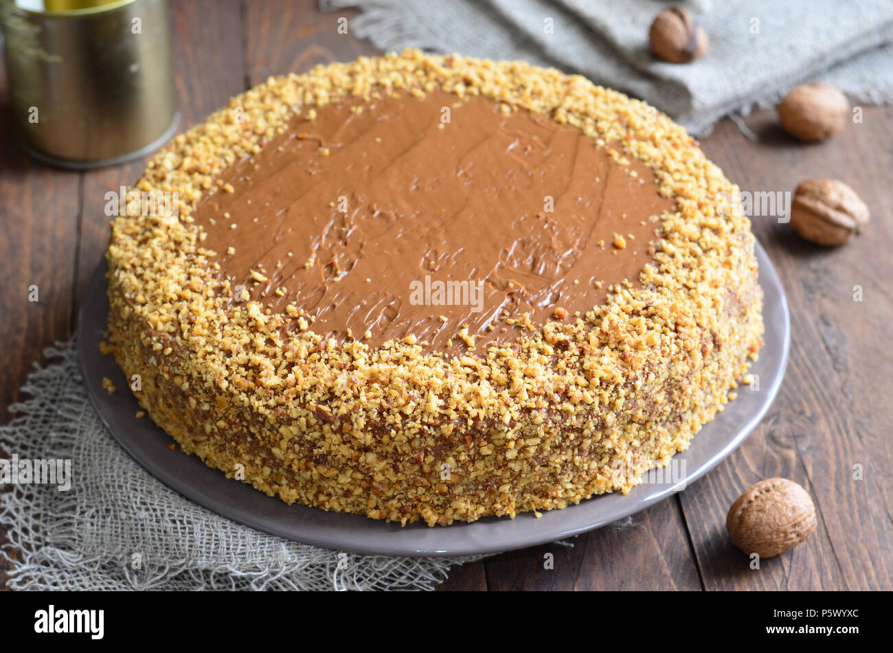 Gustosi piatti fatti in casa il dado di caramello torta su sfondo di legno Foto Stock