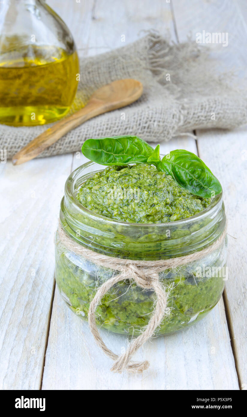 In casa il Pesto su bianco di pannelli di legno Foto Stock