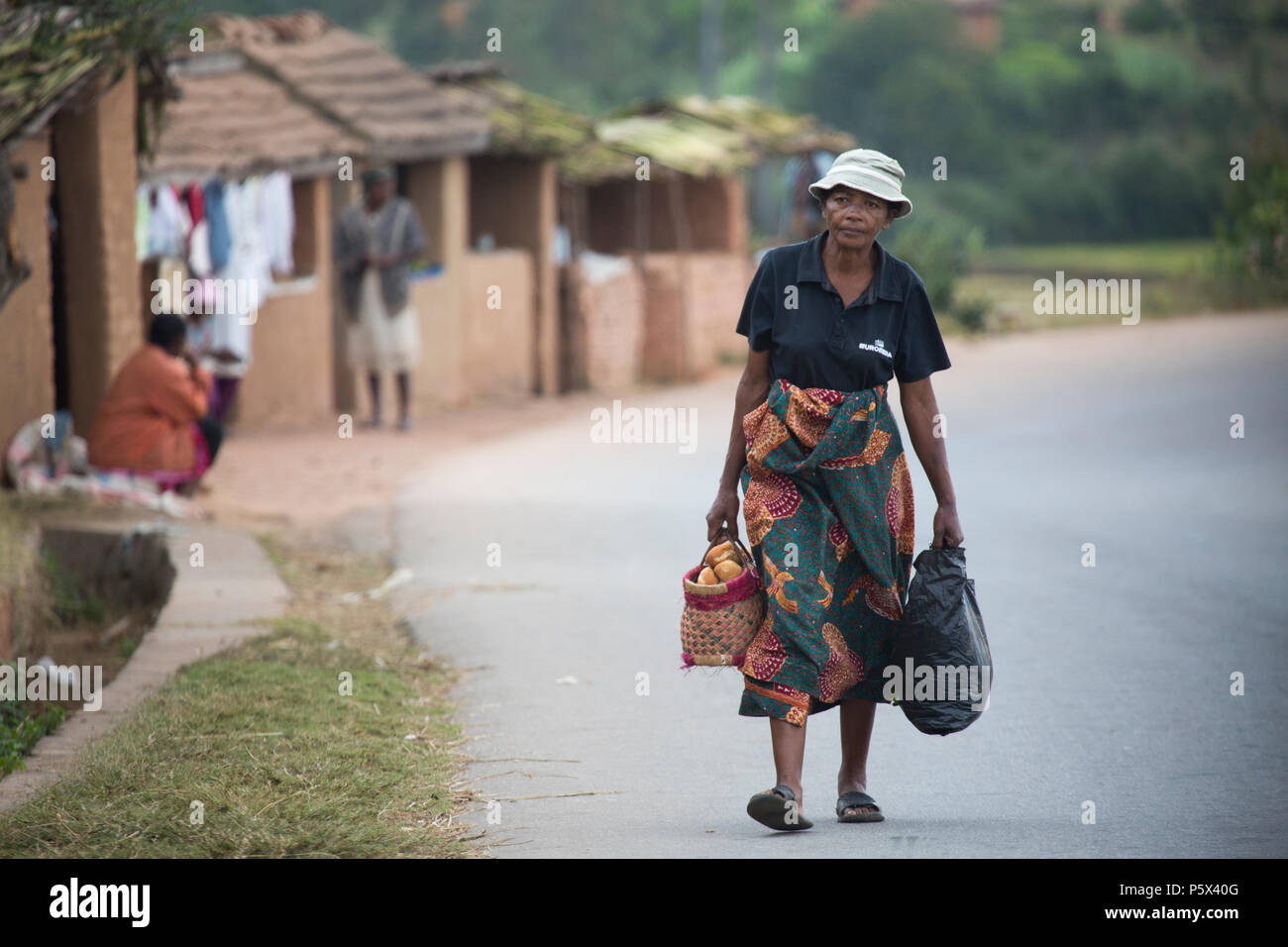 Gli abitanti di un villaggio a piedi lungo la strada principale, Madagascar  meridionale Foto stock - Alamy