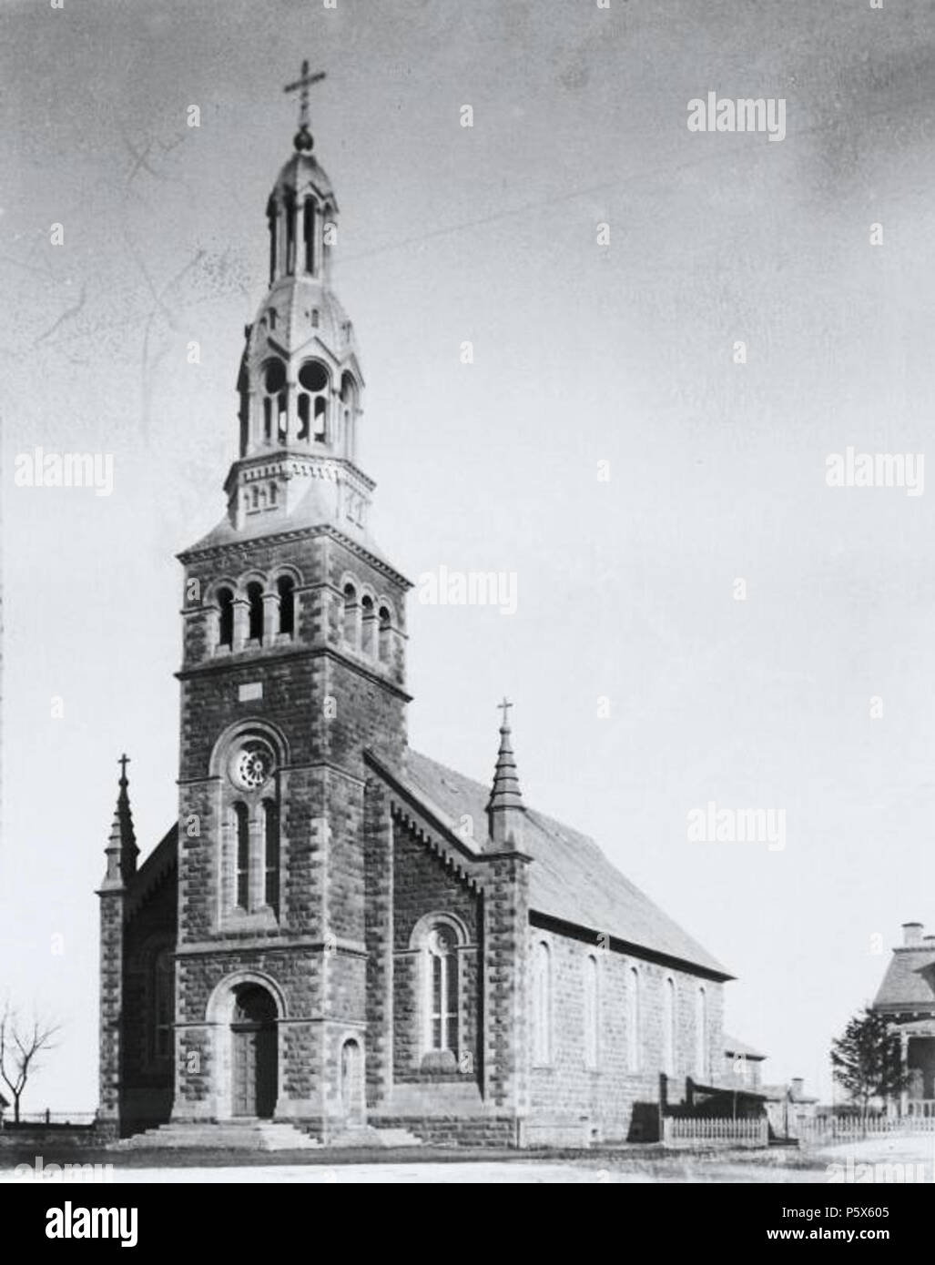 N/A. Inglese: fotografia, Sant Isidoro, QC, circa 1910, sali di argento su carta montati su scheda - processo di albume - 22,8 x 19 cm Français : Photographie, Saint-Isidore, QC, vers 1910, Sels d'argent sur papier monté sur carton - Papier albuminé - 22,8 x 19 cm . circa 1910. Anonimo 497 Eglise de Saint-Isidore Foto Stock