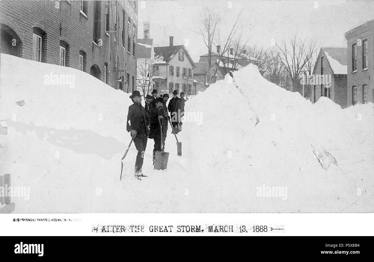 N/A. Titolo Blizzard di marzo 1888 - Mammut deriva, vicino Cimitero Francese creatore, J.A., Keene NH oggetto edifici - NH - Keene Blizzards - NH - Keene neve - NH - Keene Descrizione Il Mammoth deriva, vicino cimitero 'fotografato durante la settimana seguente il gran tempesta di Marzo 13, 1888. Molti dei punti di vista sono stati realizzati prima della pala o aratro aveva turbato le derive e altri dopo le strade e le passeggiate era stata aperta.' fare riferimento alla legenda editore Keene biblioteca pubblica data 20071001 digitale data originale 1888 Tipo di risorsa fotografie di immagine in formato jpg/Resource Identifier hsykblz007 diritti uomo Foto Stock