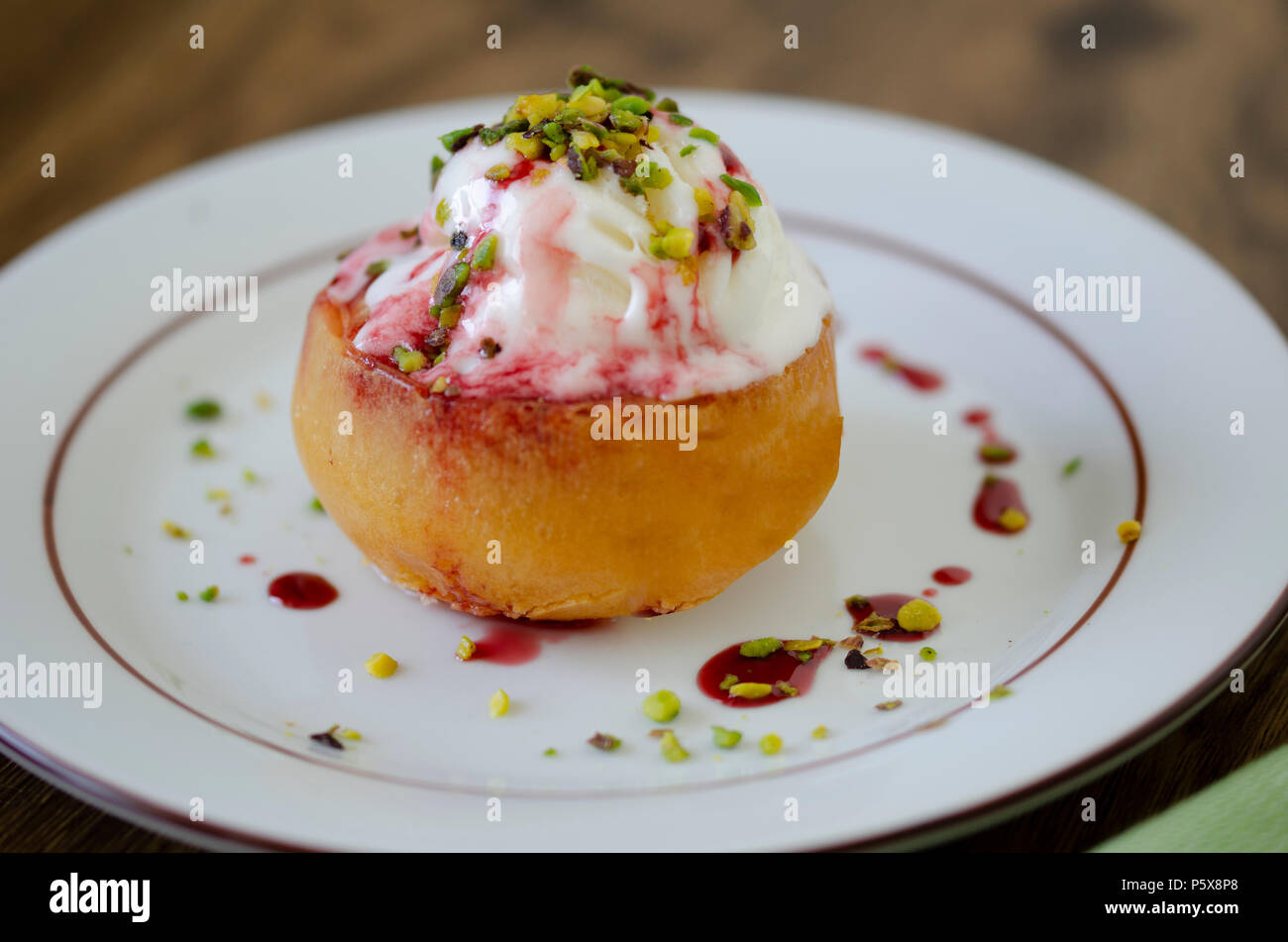 Dessert fatti in casa serviti con gelato e pistacchio. Foto Stock