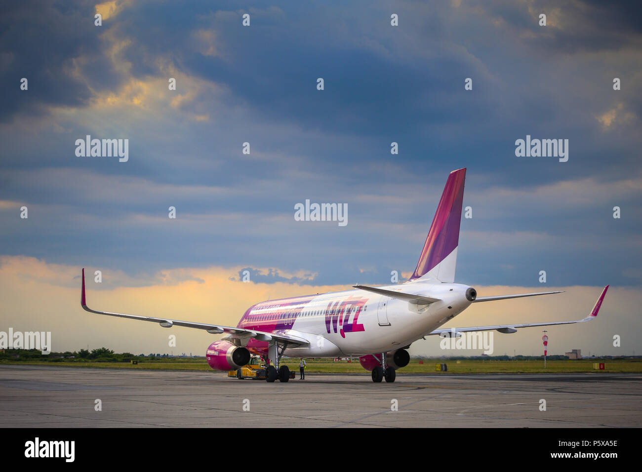 Passeggeri commerciale aereo jet Airbus A320-232 (W) dell'Ungherese a basso costo Wizz Air compagnia aerea. Aeroplano è il rullaggio verso la pista pronta per tak Foto Stock