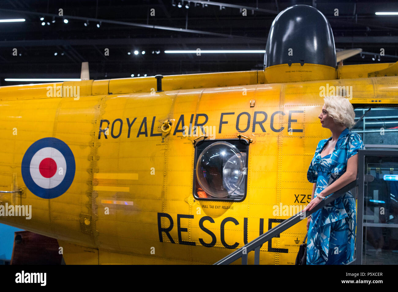 Un visitatore guarda un RAF Salvataggio in elicottero al RAF Museum di Londra dopo i musei di vari milioni di sterline la riqualificazione. Foto Stock