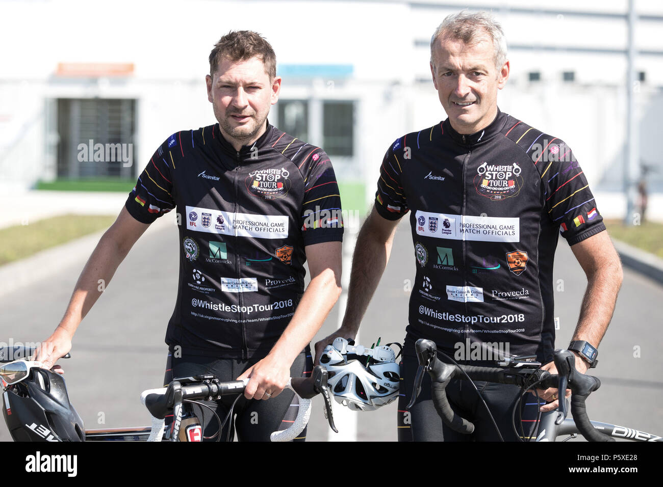 Darren Clark, 45 e Martin Atkinson, 47, di fronte allo stadio di Kaliningrad. Atkinson un premier league arbitro e il suo amico Clark hanno portato dal Regno Unito per raccogliere fondi per beneficenza. Foto Stock