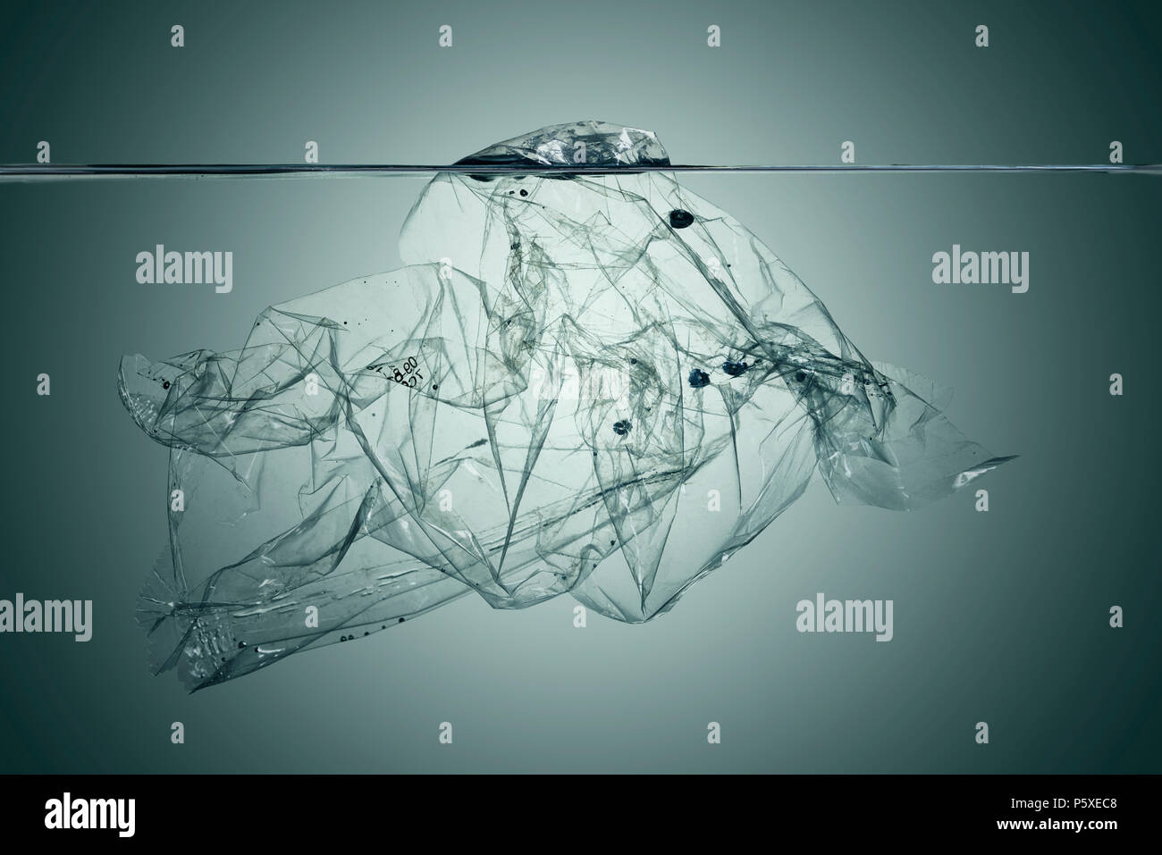 Zuppa di plastica, inquinamento che galleggia in acqua Foto Stock