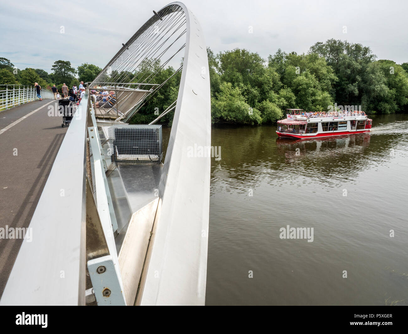 Una città in barca di crociera sul fiume Ouse al Millennium Bridge in York Yorkshire Inghilterra Foto Stock