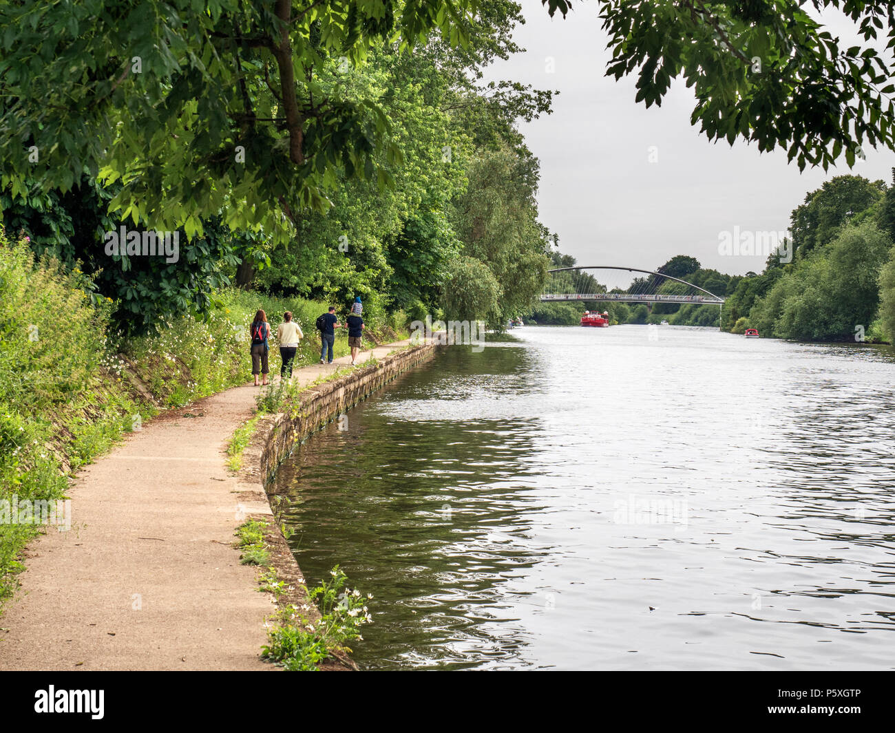 Passeggiando lungo il fiume Ouse verso il Millennium Bridge a York Yorkshire Inghilterra Foto Stock