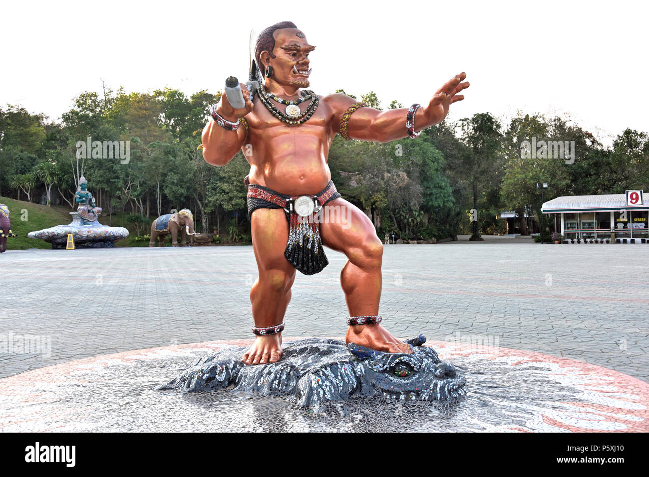 Il plaza di fronte alla sala principale al Wat Pa Huai Lat ha molte statue elaborata e questo piuttosto temibile statua gigante è solo uno di essi. Il templ Foto Stock