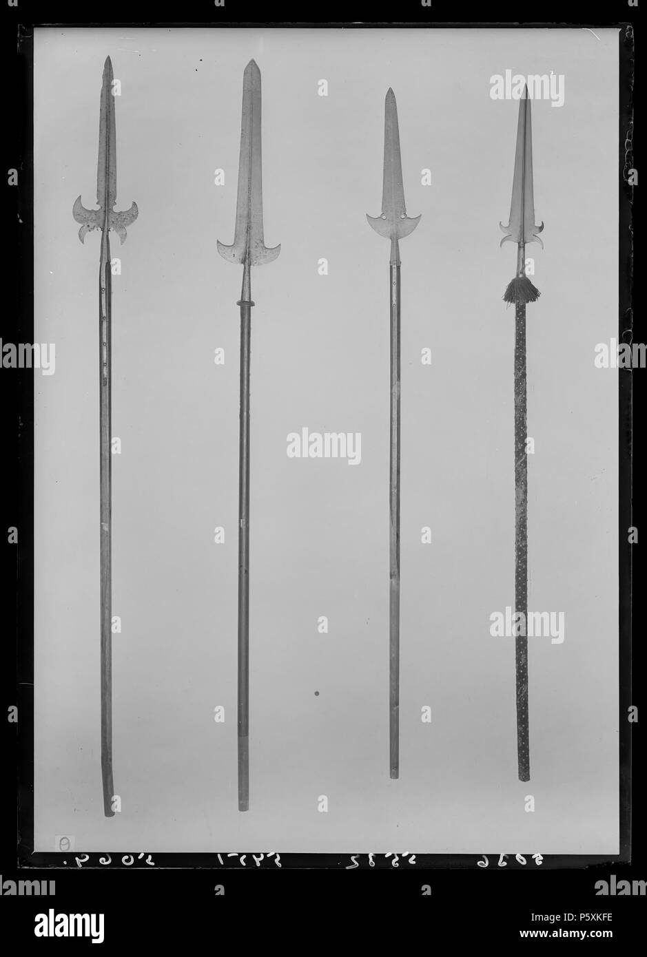 Bardisan . Svenska: Klinga slipad med mötande konkava skär med avfasad spets. Intill bladets bas två små hack ho eggen. Vingar Symmetriska bestående av en uppåtböjd och en nedåtböjd flik. Hals ovale 11 mm skild från holken genom två räfflor holken runt. Holk, 100 mm, rund smalnande uppåt. På holkens nederdel en uppåtböjd spetsig krok med fyrkantigt tvär- snitt. Rester etsad av ev. Även punsad nästan helt utplånad dekor på nedre klingans del och holken. Skenor, L: 239 mm fastnitade vid skaftet mässingsnitar med. Runt skaft trä av, klätt helt med blågrön sammet (schagg) och prytt med tätt satta n Foto Stock