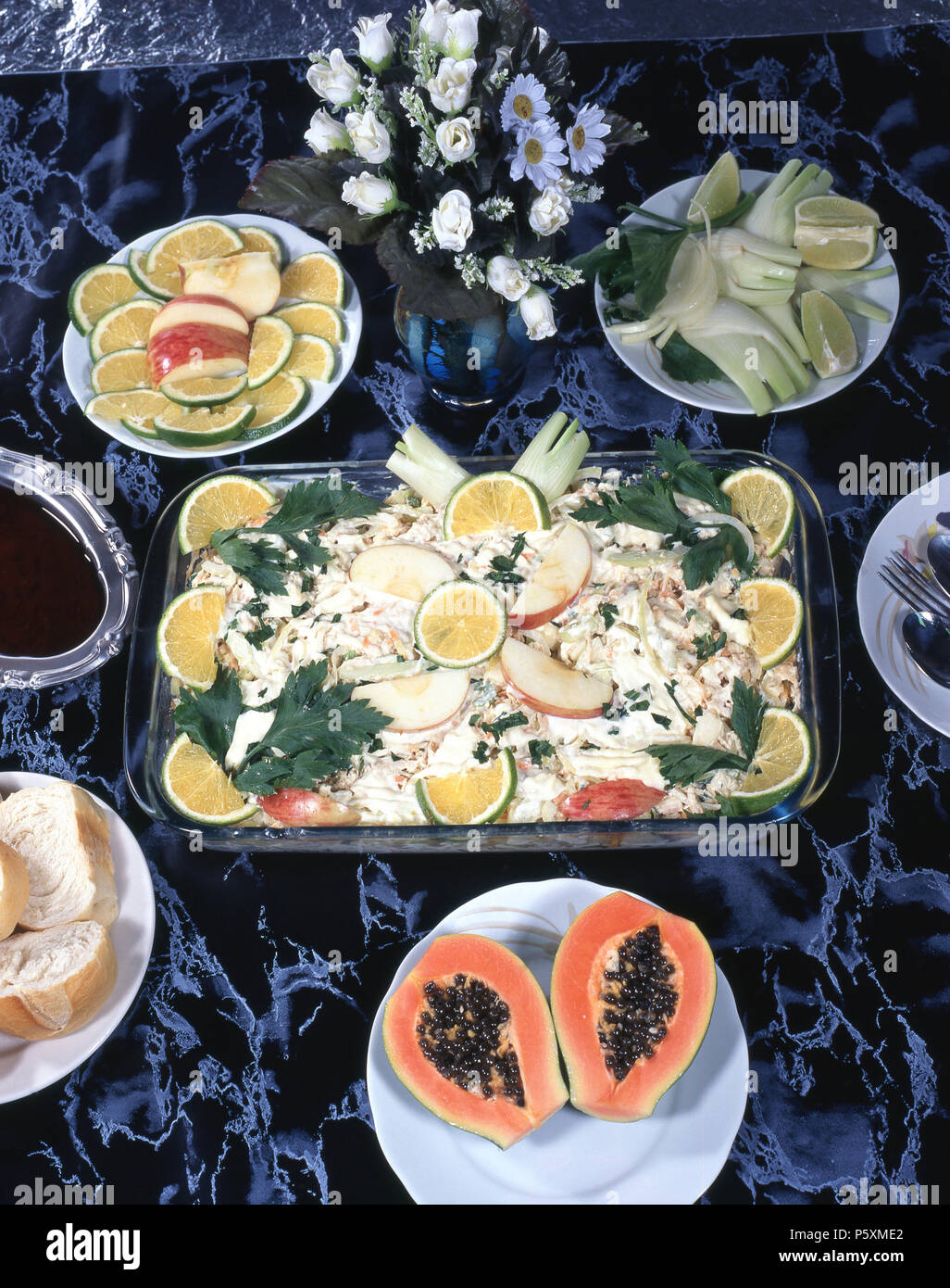 Insalata maionese e Tonno e pollo, papaya Foto Stock