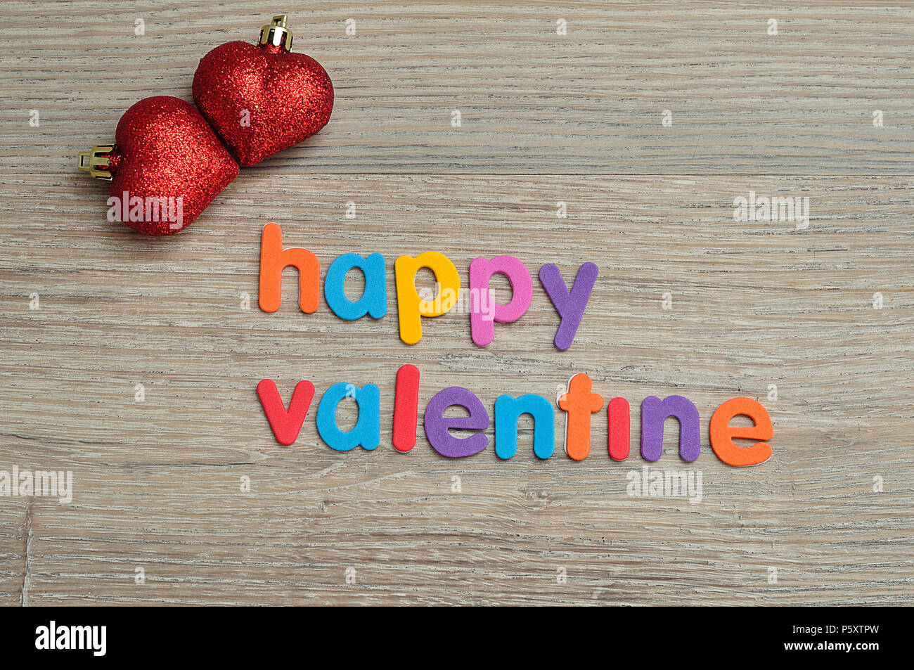 Due forma di cuore baubles visualizzata con le parole happy valentine Foto Stock
