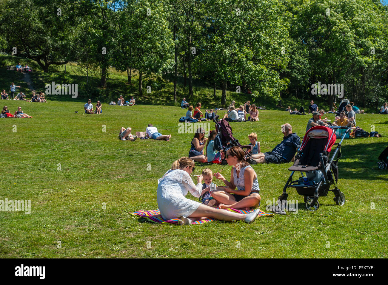 Gruppi di persone a rilassarsi e godere di una soleggiata domenica di giugno in Kelvingrove Park nel West End di Glasgow, Scozia. Foto Stock