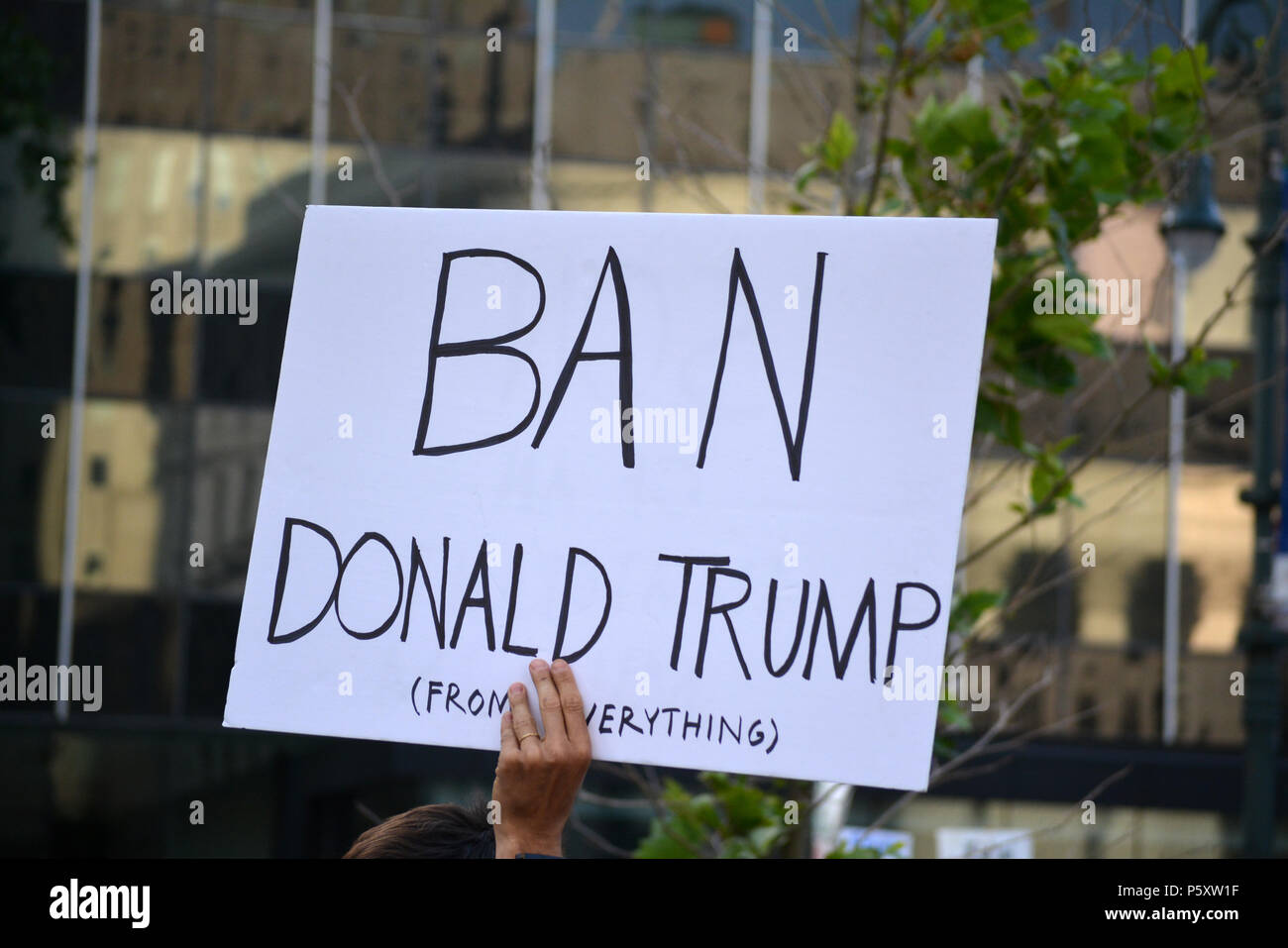 Persone che protestano la Corte suprema per la decisione di sostenere il Presidente Trump musulmana del divieto di viaggio in Lower Manhattan. Foto Stock