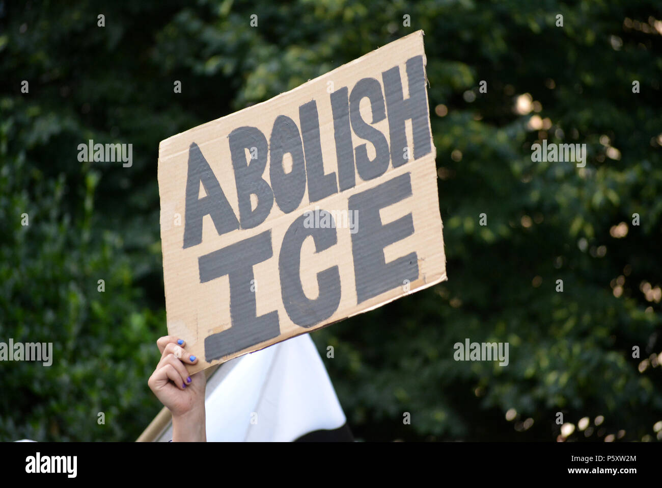 Persone che protestano la Corte suprema per la decisione di sostenere il Presidente Trump musulmana del divieto di viaggio in Lower Manhattan. Foto Stock