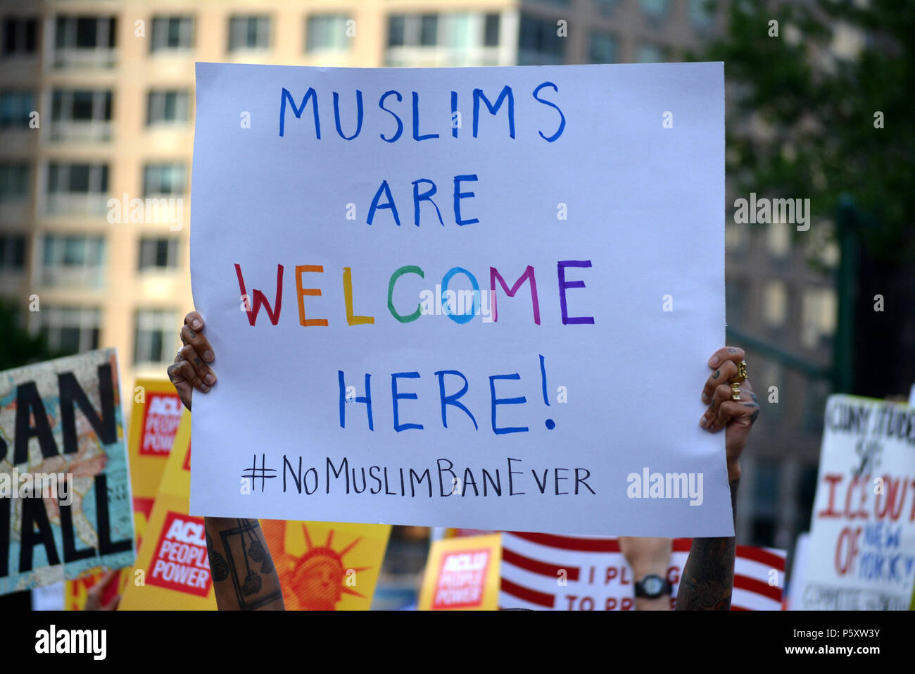 Persone che protestano la Corte suprema per la decisione di sostenere il Presidente Trump musulmana del divieto di viaggio a New York City. Foto Stock