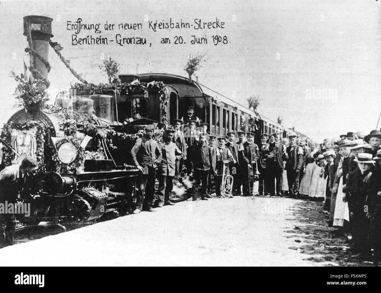 N/A. Deutsch: Dampflok 'Fürst zu Bentheim' am 20.06.1908 Eröffnungszug als bei der Eröffnung der Strecke von Bentheim nach Gronau. Die Aufnahme entstand in Gildehaus um circa 12:20 Uhr. Il 20 giugno 1908. Sconosciuto 524 Eroeffnung-bentheim-gronau-1908 Foto Stock