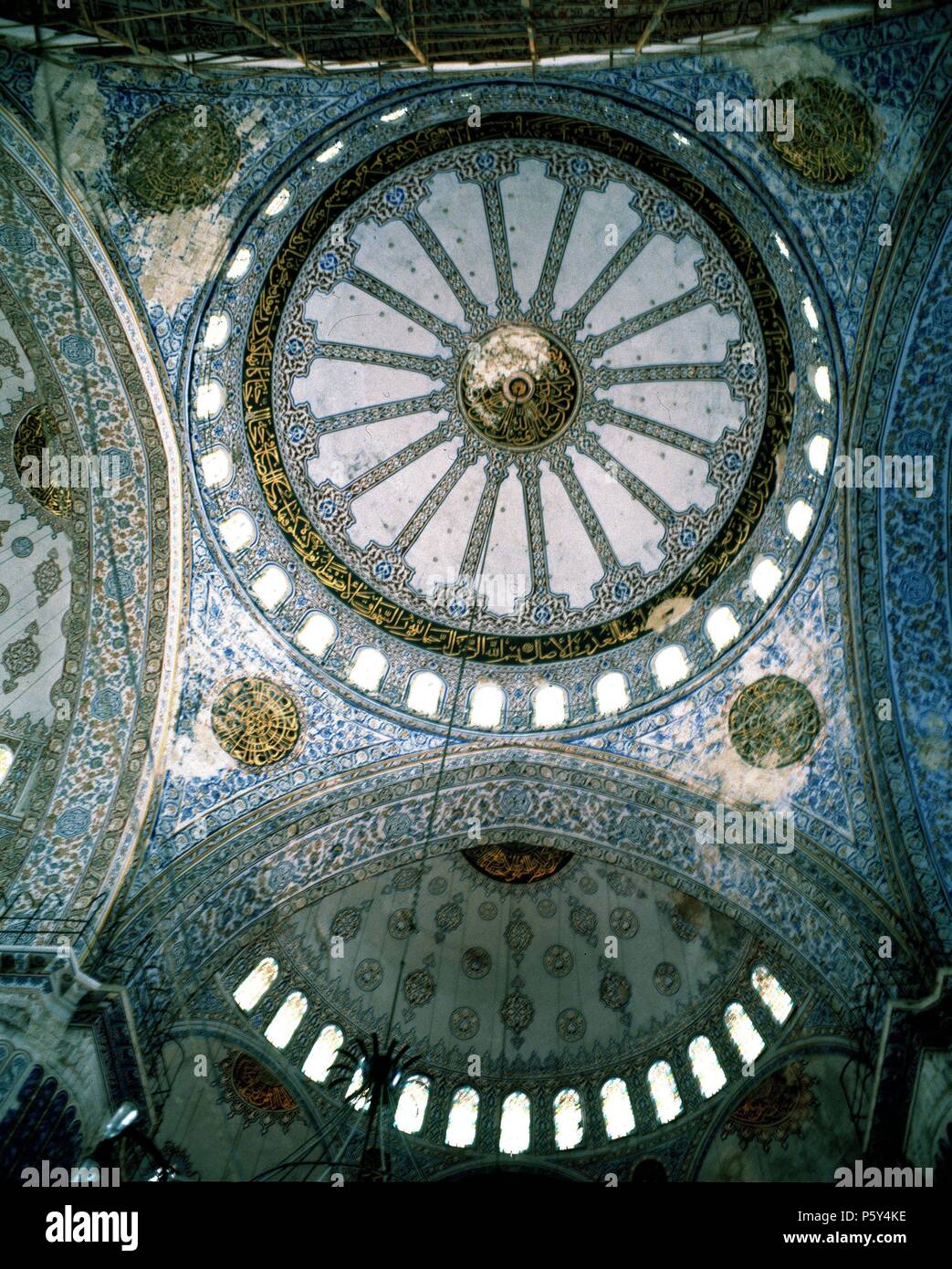 Interni - CUPULA DE LA MEZQUITA AZUL O DE AHMED HO CONSTRUIDA ENTRE 1609 Y 1616. Autore: Sedefkar Mehmed Agha (c. 1540-1617). Posizione: MEZQUITA AZUL O DE AHMED IO, Istanbul. Foto Stock