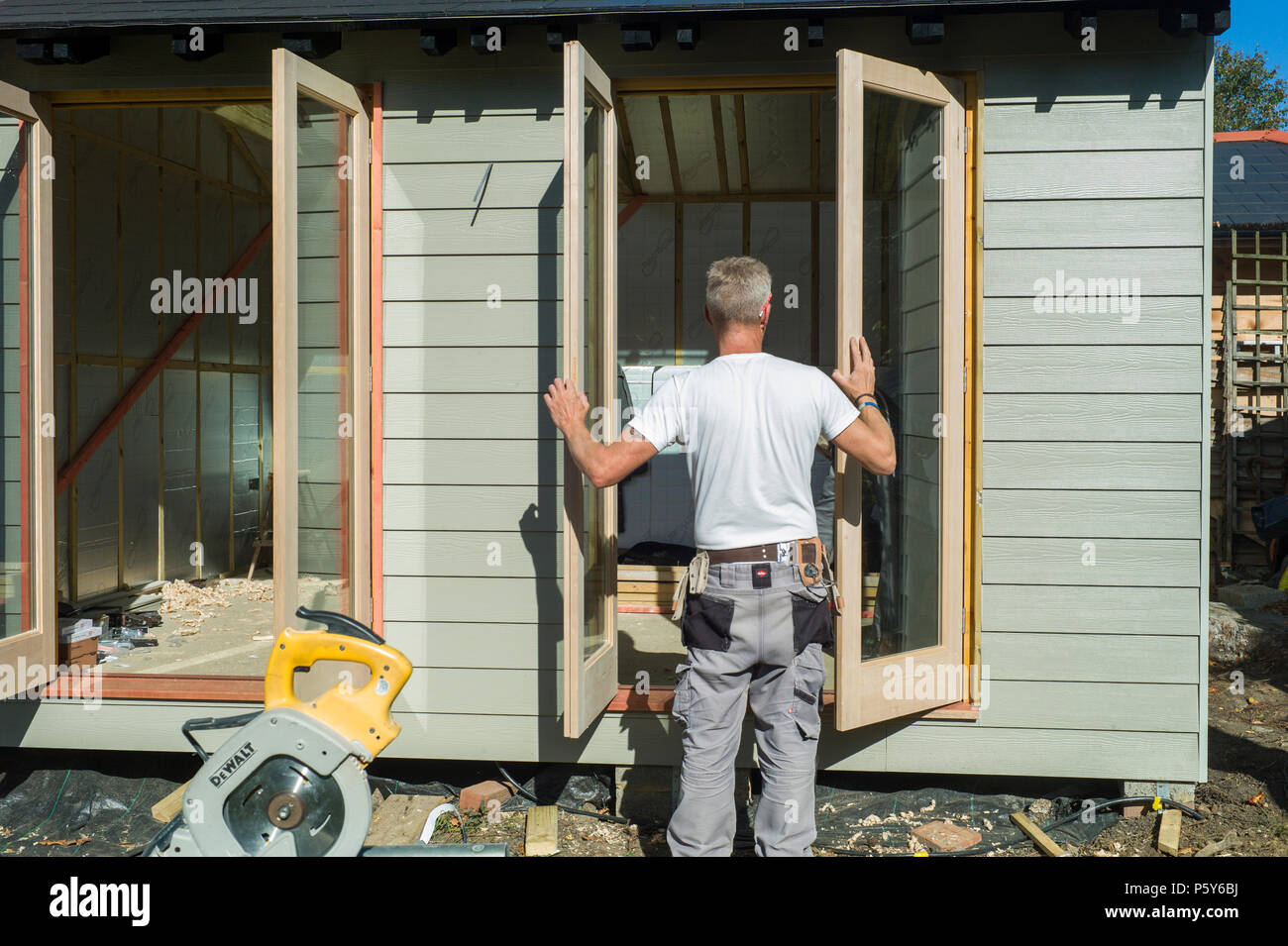 Costruzione di un studio in un giardino Herne Bay Kent REGNO UNITO Foto Stock