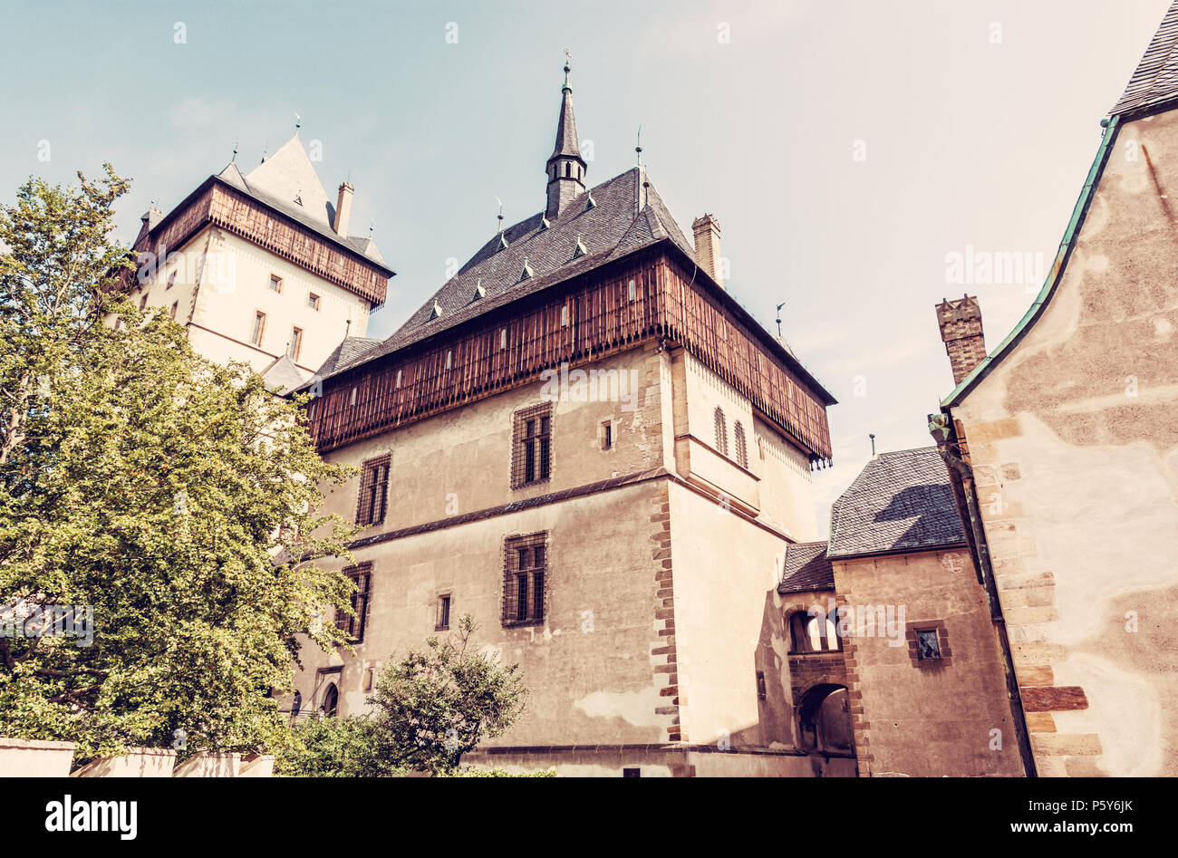 Karlstejn è un grande castello gotico fondato nel 1348 da Carlo IV in Repubblica Ceca. Architettura antica. Destinazione di viaggio. Foto rosso filtro. Foto Stock