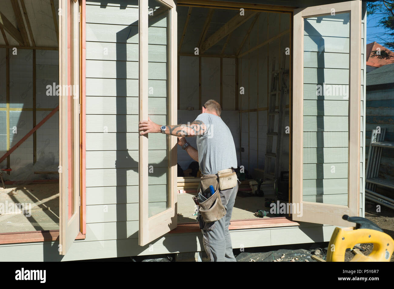 Costruzione di un studio in un giardino Herne Bay Kent REGNO UNITO Foto Stock