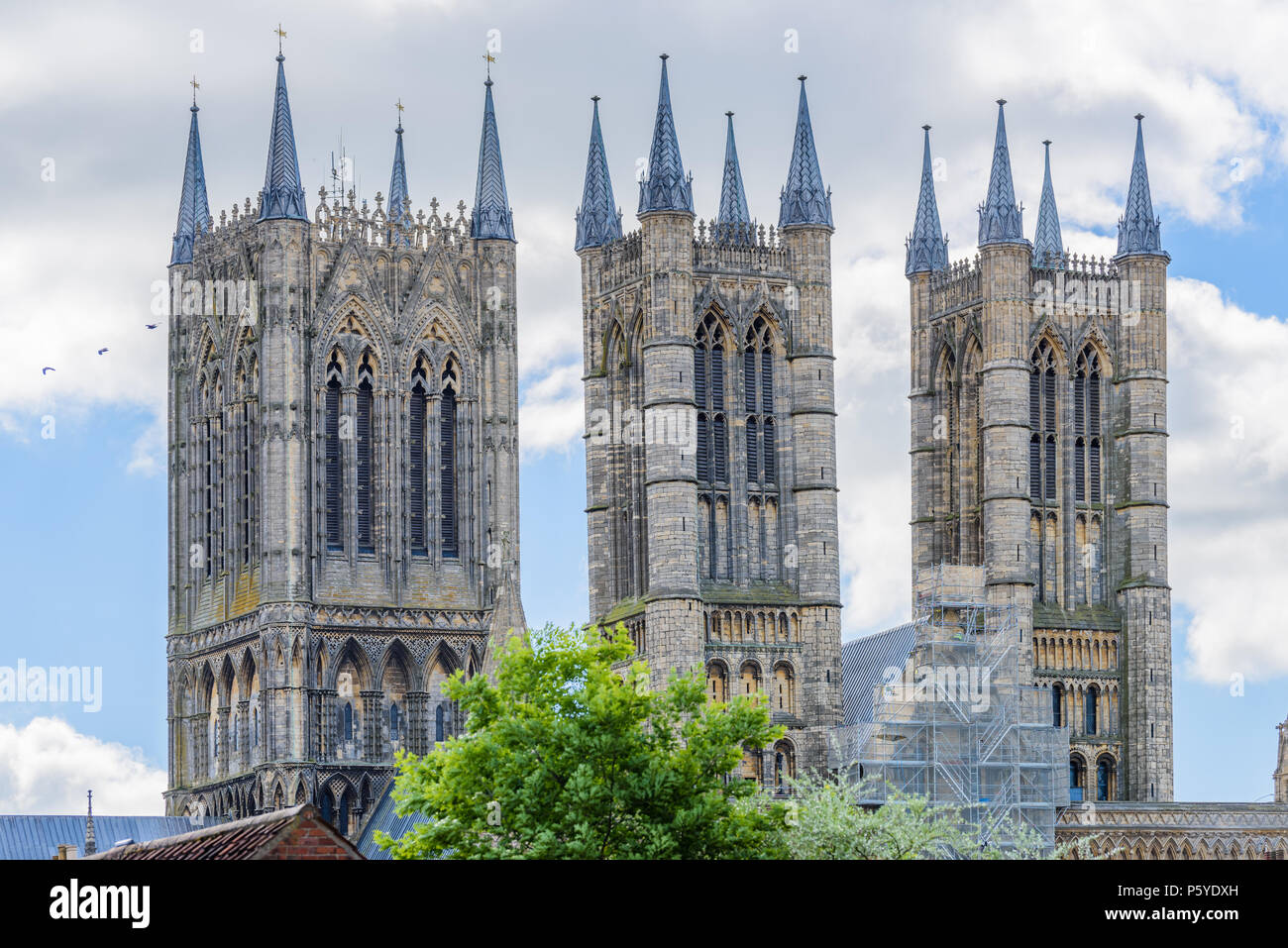 La torre centrale (sinistra) e le due estremità ovest Twin Towers presso la cattedrale medievale, Lincoln, Inghilterra. Foto Stock