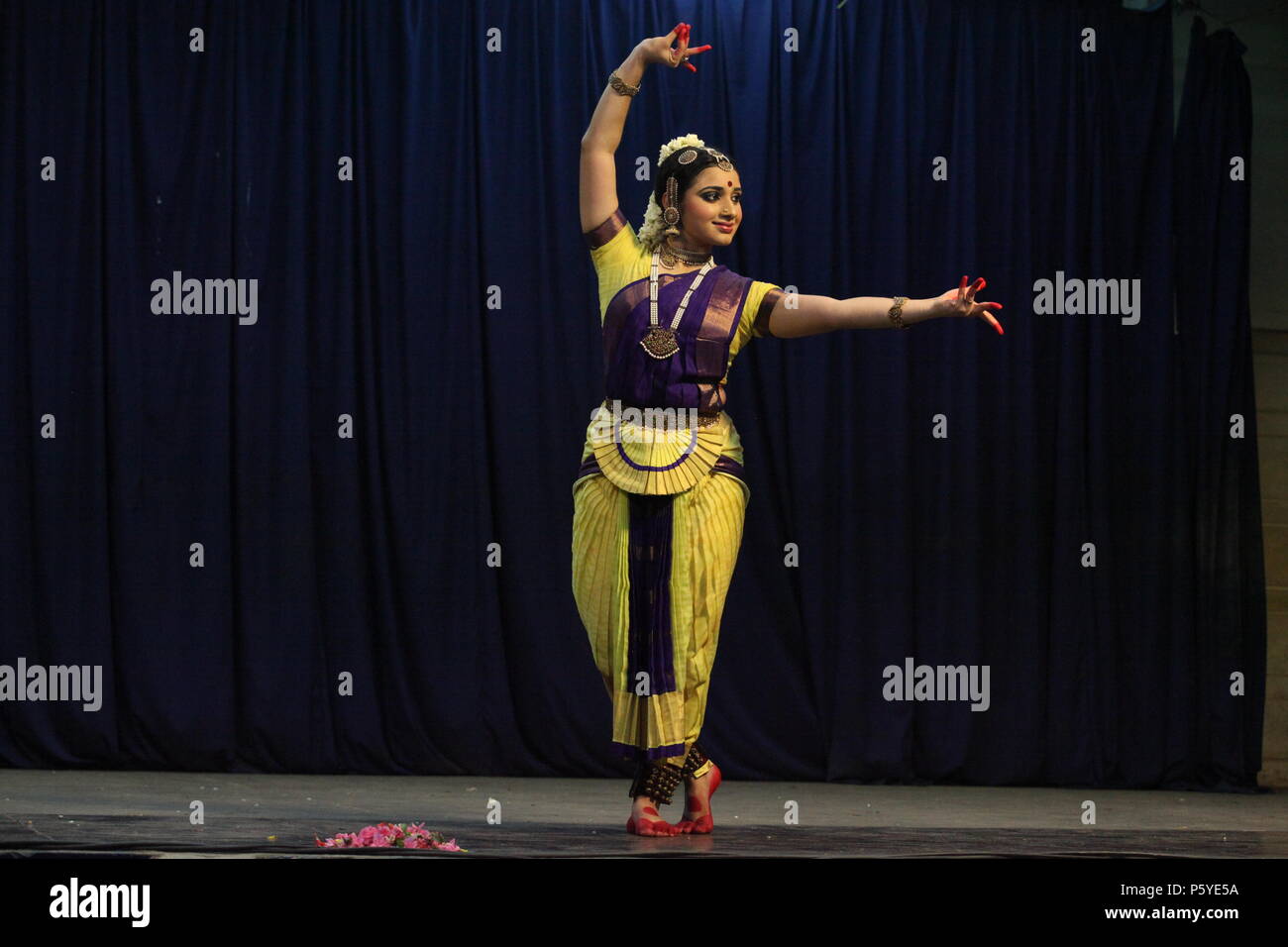 Bharathya natyam è uno dei classici forme di danza di india dallo Stato Tamil Nadu.it è popolare non solo in India ma per il mondo intero Foto Stock