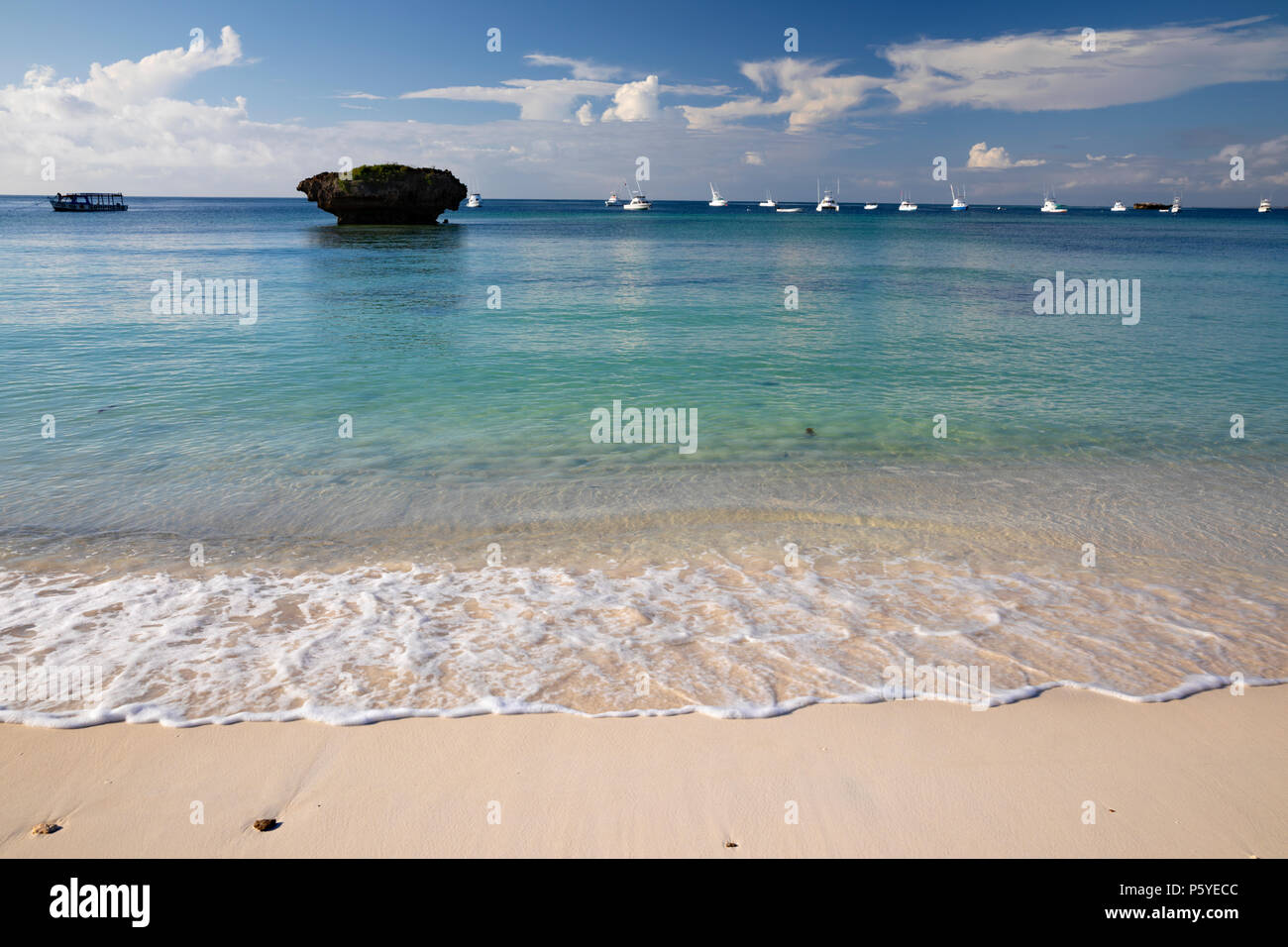 Splendide spiagge di sabbia bianca e acqua turchese di Watamu Beach watamu, vicino a Malindi in Kenya, Africa Foto Stock